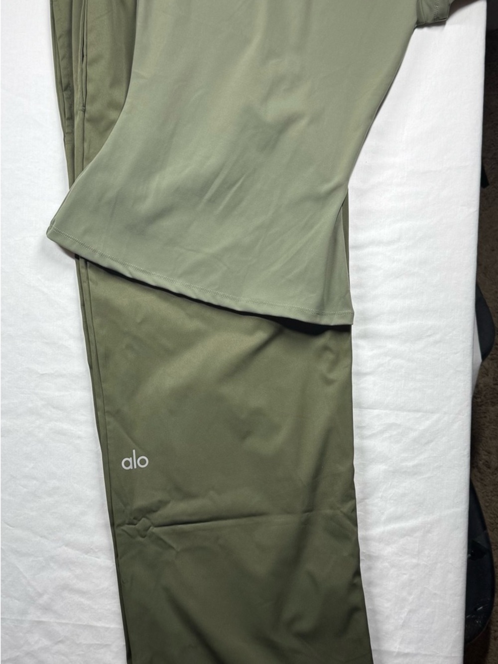 ALO Yoga Women’s Olive Green Wide Leg Performance Joggers And Tech T-shirt Small
